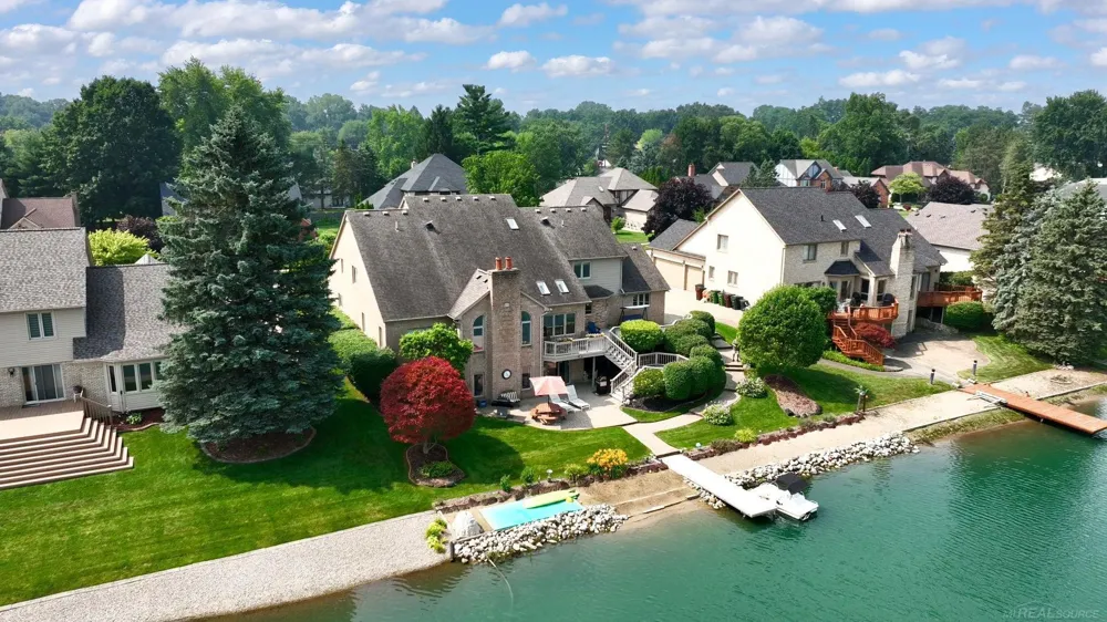 8893 Chestnut Run Drive Shelby Charter Township, MI 48317