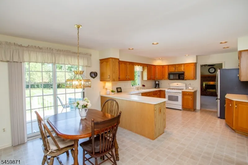 25 Farmhouse Rd Alexandria, NJ 08848