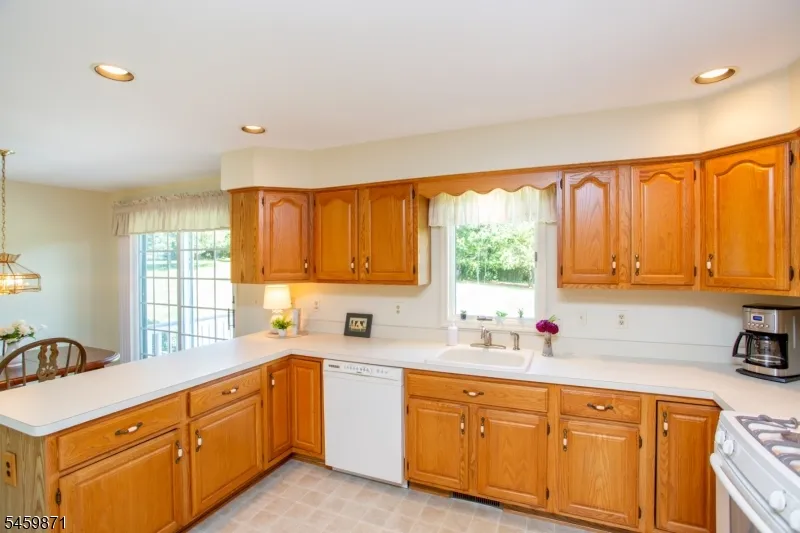 25 Farmhouse Rd Alexandria, NJ 08848