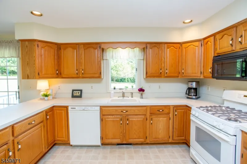 25 Farmhouse Rd Alexandria, NJ 08848