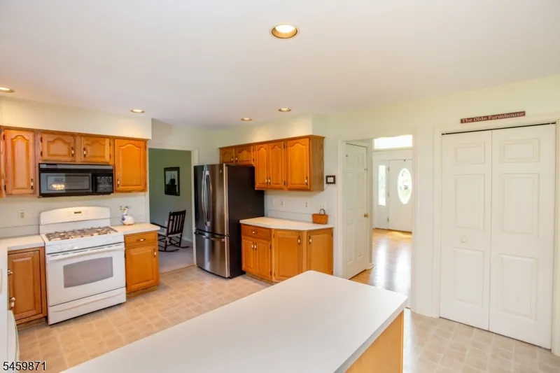 25 Farmhouse Rd Alexandria, NJ 08848