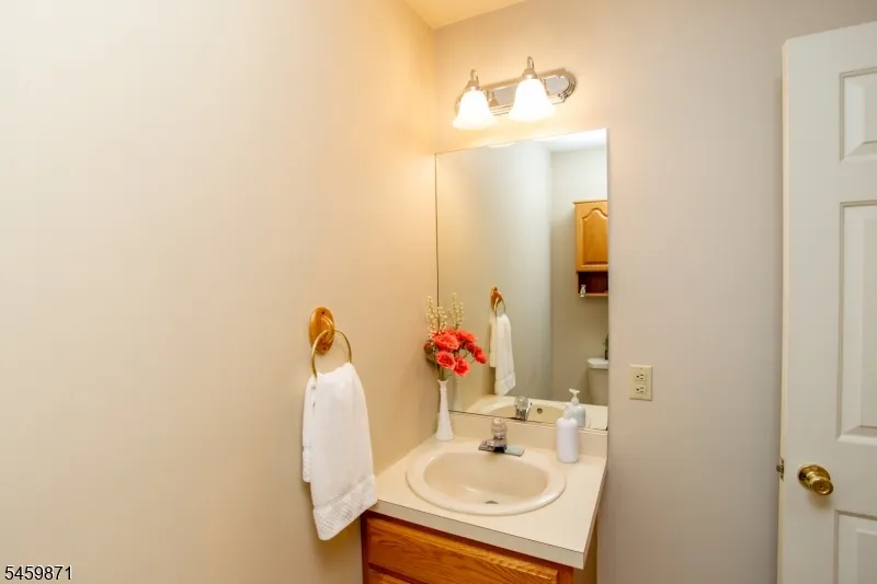 25 Farmhouse Rd Alexandria, NJ 08848