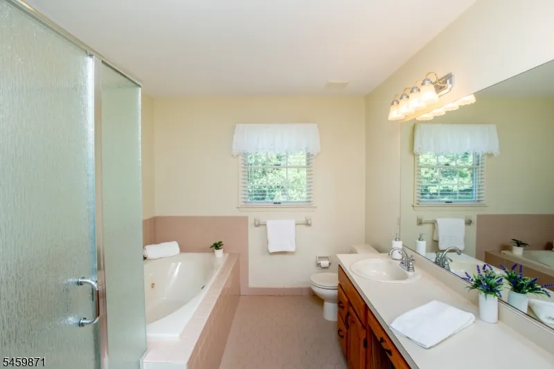 25 Farmhouse Rd Alexandria, NJ 08848