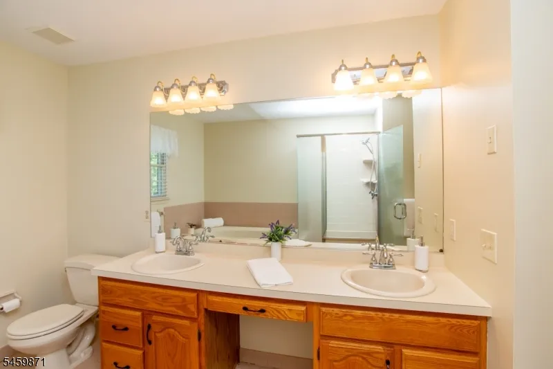 25 Farmhouse Rd Alexandria, NJ 08848