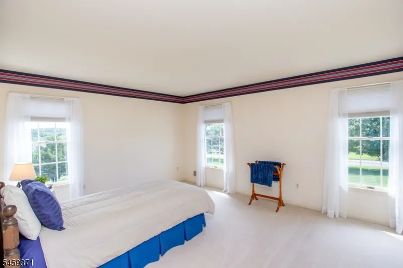 25 Farmhouse Rd Alexandria, NJ 08848