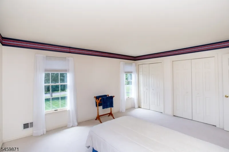 25 Farmhouse Rd Alexandria, NJ 08848