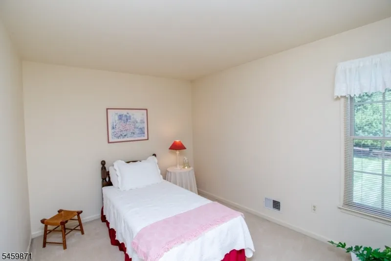 25 Farmhouse Rd Alexandria, NJ 08848