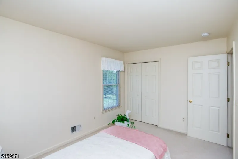 25 Farmhouse Rd Alexandria, NJ 08848
