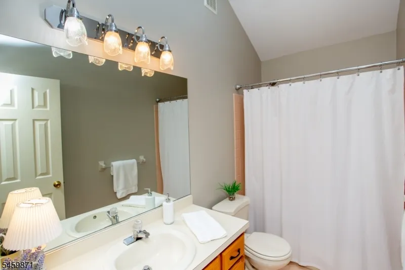25 Farmhouse Rd Alexandria, NJ 08848