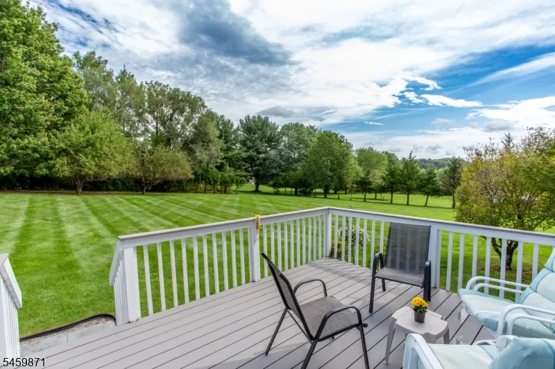 25 Farmhouse Rd Alexandria, NJ 08848