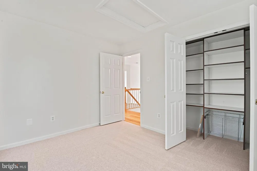 1944 LORD FAIRFAX ROAD Vienna, VA 22182