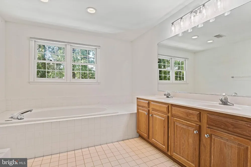 1944 LORD FAIRFAX ROAD Vienna, VA 22182
