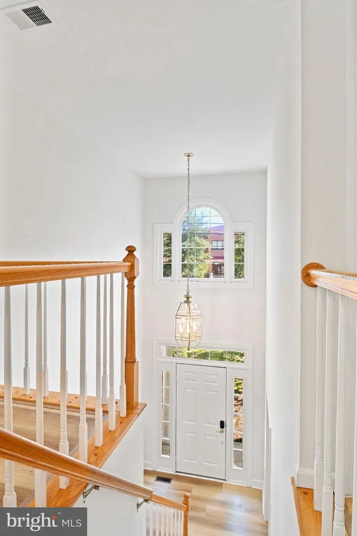 1944 LORD FAIRFAX ROAD Vienna, VA 22182