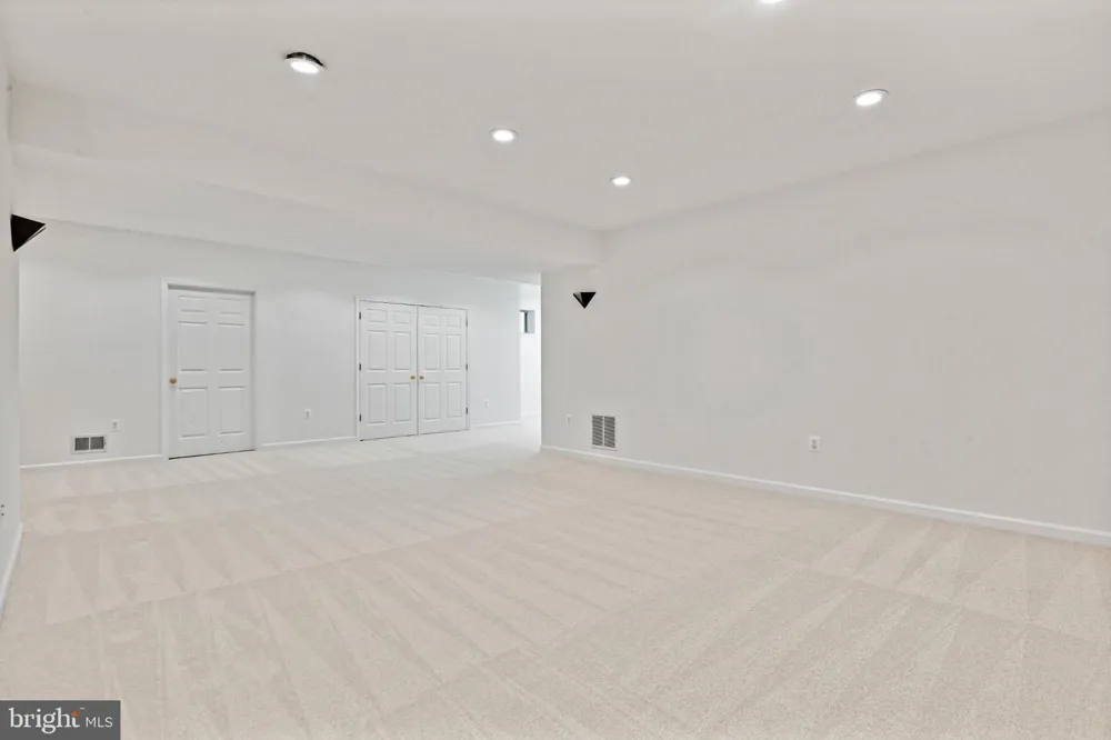 1944 LORD FAIRFAX ROAD Vienna, VA 22182