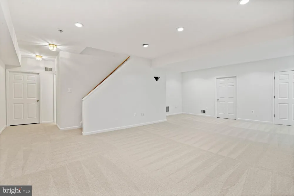 1944 LORD FAIRFAX ROAD Vienna, VA 22182