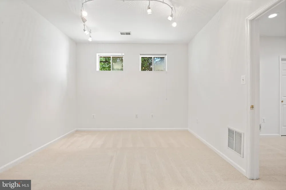 1944 LORD FAIRFAX ROAD Vienna, VA 22182