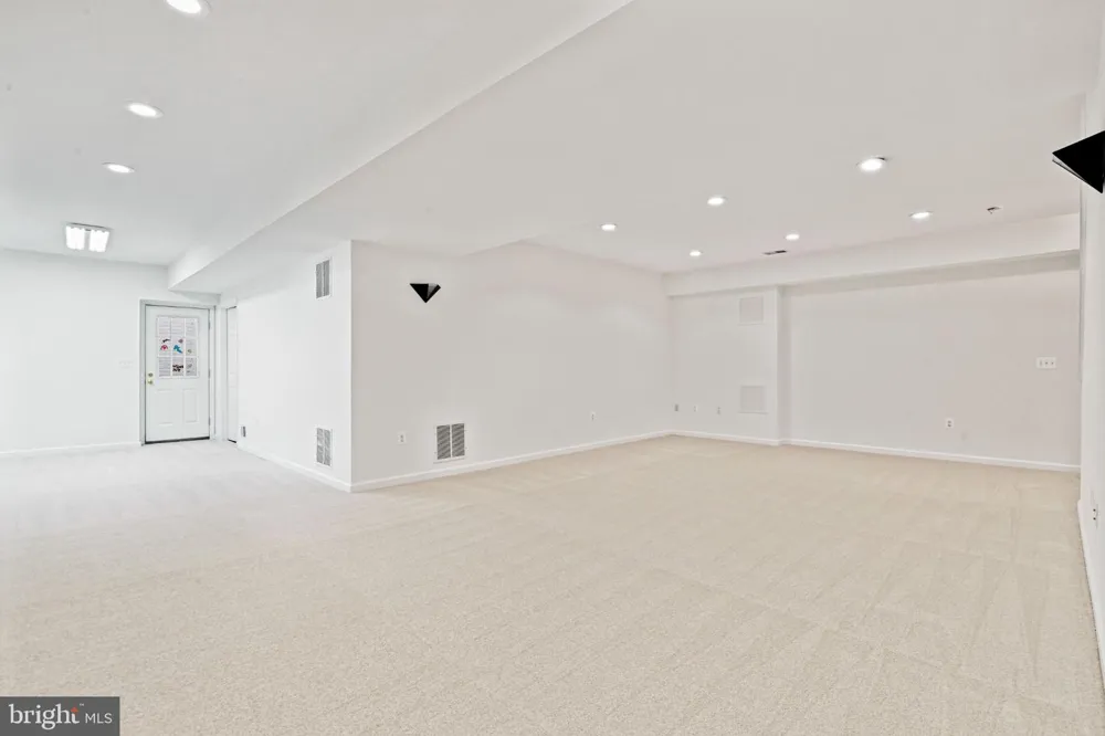1944 LORD FAIRFAX ROAD Vienna, VA 22182