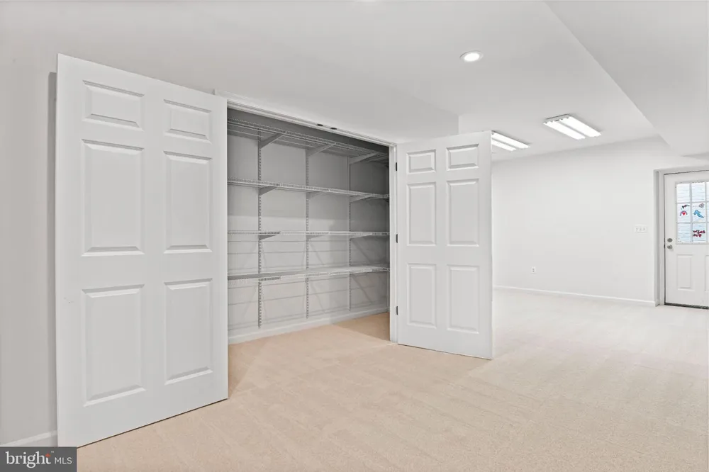 1944 LORD FAIRFAX ROAD Vienna, VA 22182