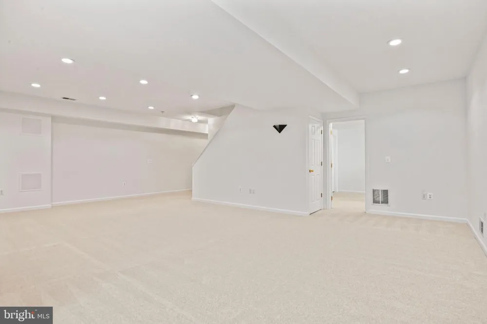 1944 LORD FAIRFAX ROAD Vienna, VA 22182