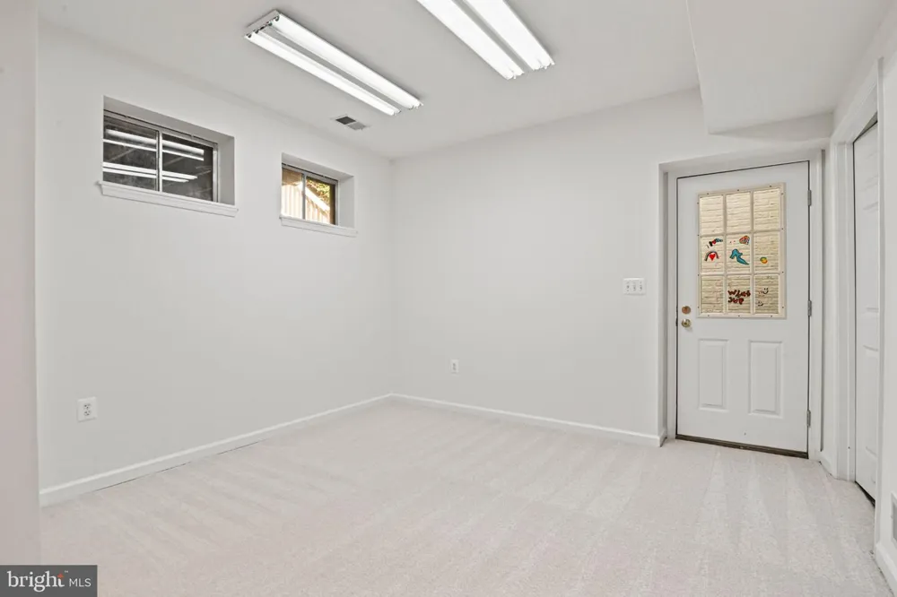 1944 LORD FAIRFAX ROAD Vienna, VA 22182