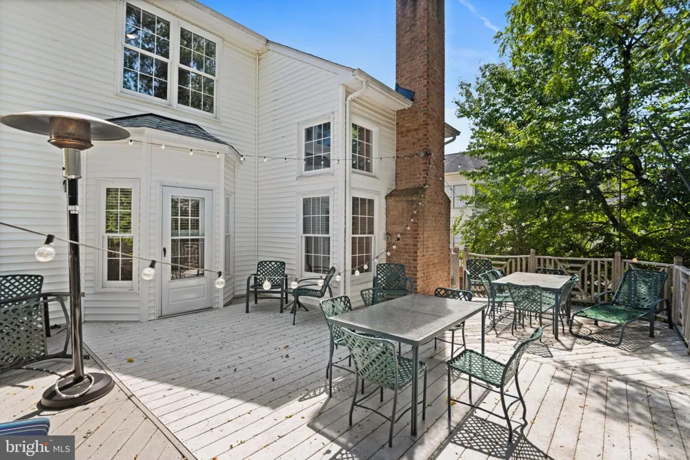 1944 LORD FAIRFAX ROAD Vienna, VA 22182