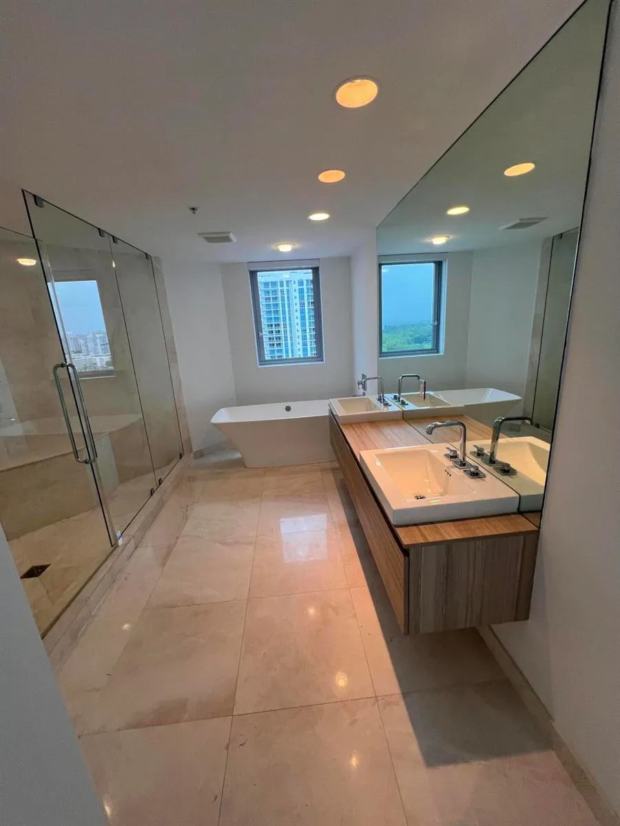 17111 BISCAYNE BOULEVARD #1903 North Miami Beach, FL 33160