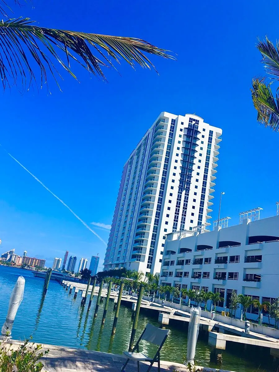 17111 BISCAYNE BOULEVARD #1903 North Miami Beach, FL 33160