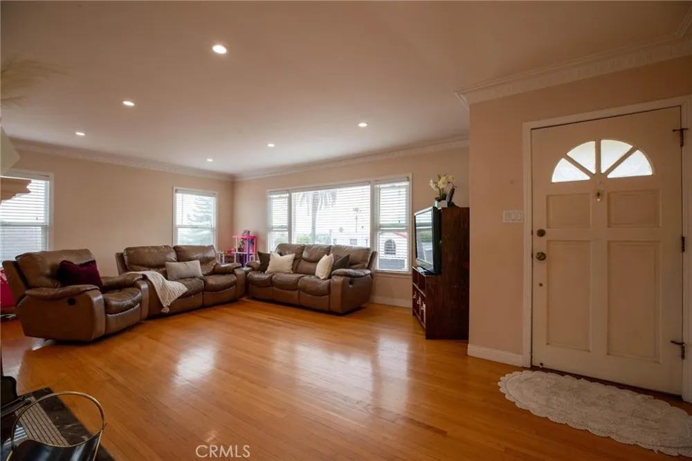 4427 W 60th Los Angeles, CA 90043