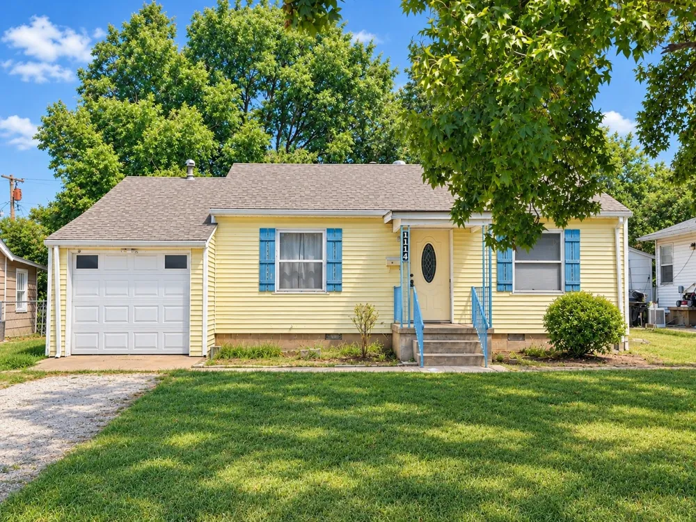1114 Corona Ada, OK 74820