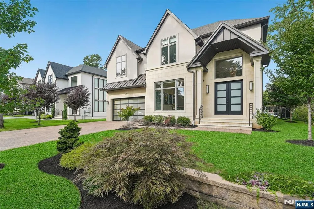 29 Roslyn Avenue Englewood Cliffs, NJ 07632