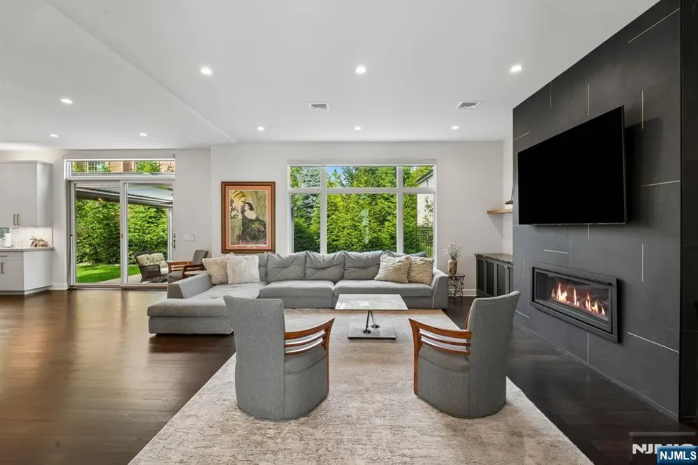 29 Roslyn Avenue Englewood Cliffs, NJ 07632