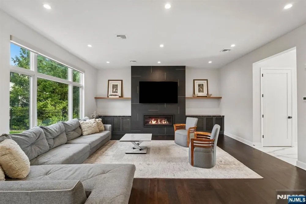 29 Roslyn Avenue Englewood Cliffs, NJ 07632