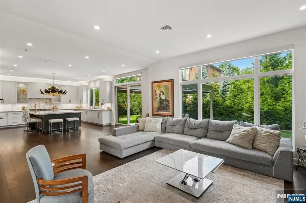 29 Roslyn Avenue Englewood Cliffs, NJ 07632