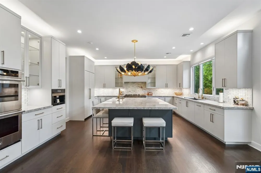 29 Roslyn Avenue Englewood Cliffs, NJ 07632