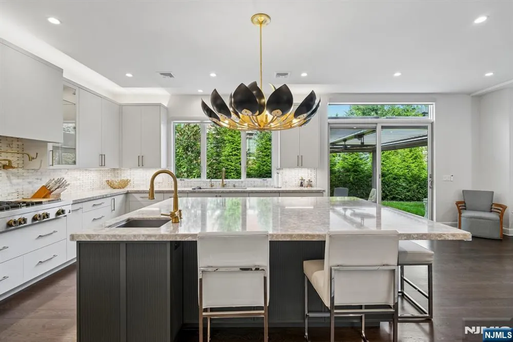 29 Roslyn Avenue Englewood Cliffs, NJ 07632