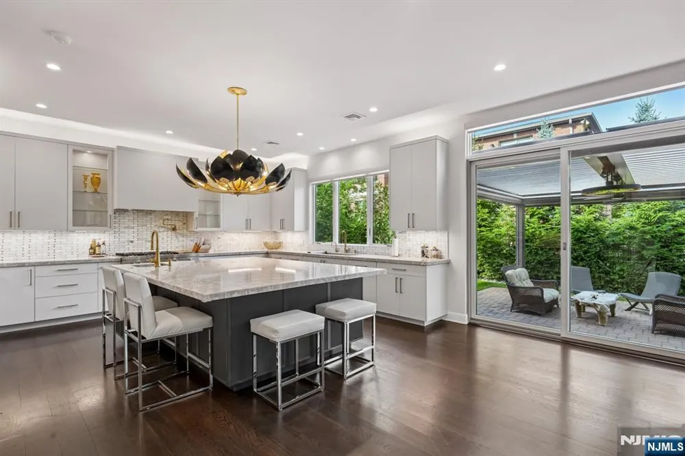 29 Roslyn Avenue Englewood Cliffs, NJ 07632