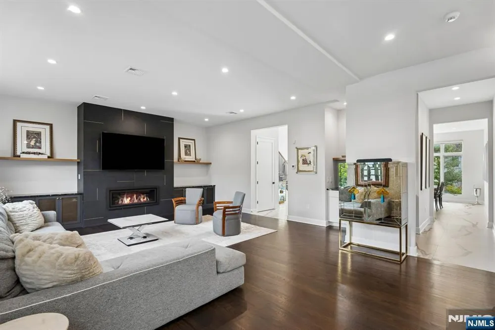 29 Roslyn Avenue Englewood Cliffs, NJ 07632