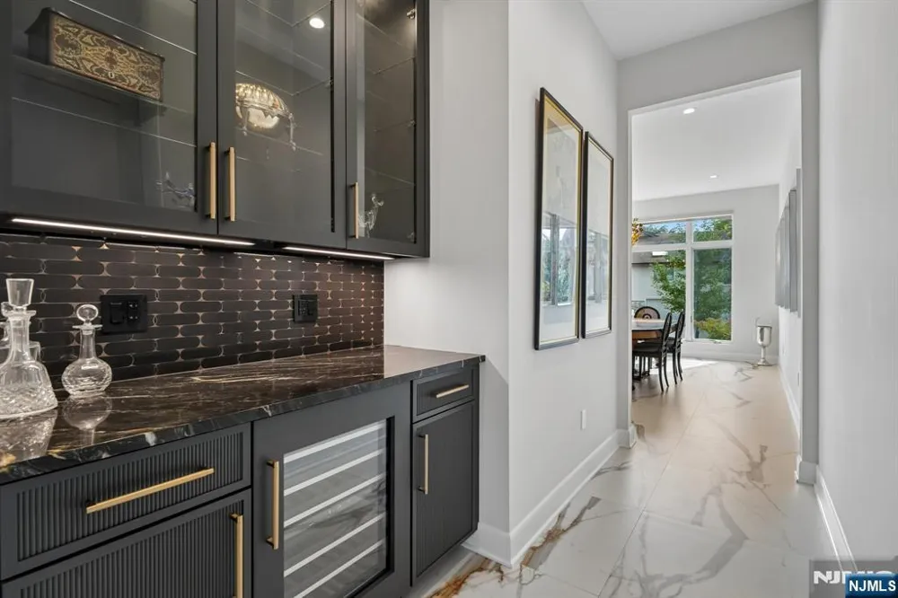 29 Roslyn Avenue Englewood Cliffs, NJ 07632