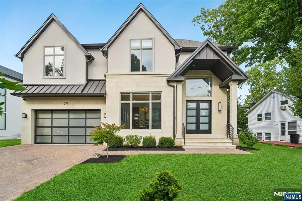 29 Roslyn Avenue Englewood Cliffs, NJ 07632