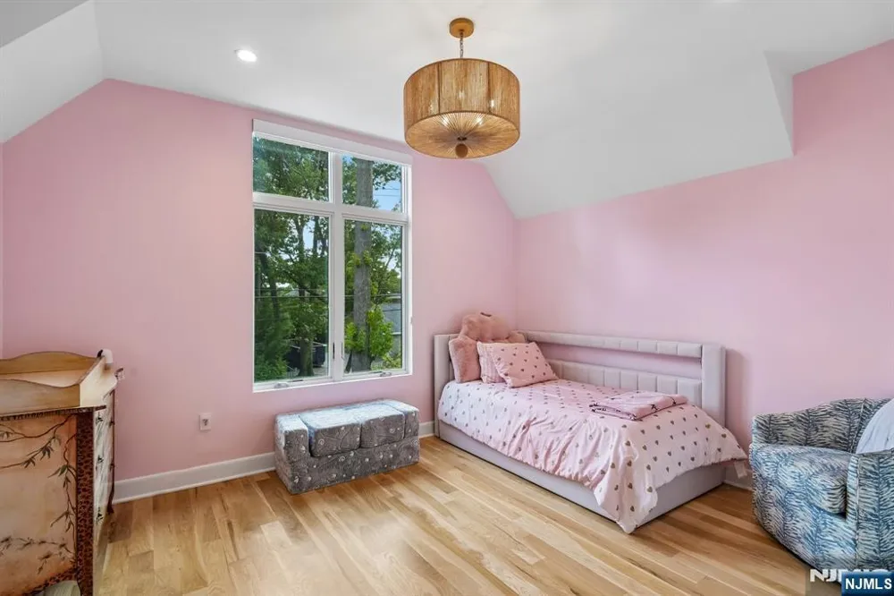 29 Roslyn Avenue Englewood Cliffs, NJ 07632