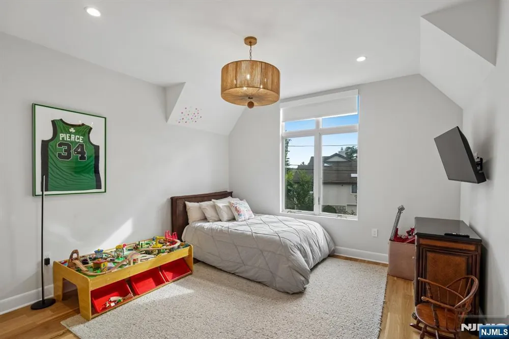 29 Roslyn Avenue Englewood Cliffs, NJ 07632