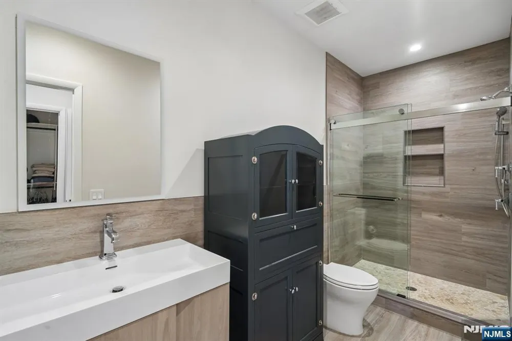 29 Roslyn Avenue Englewood Cliffs, NJ 07632