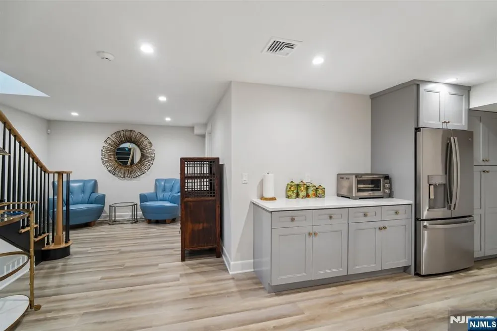 29 Roslyn Avenue Englewood Cliffs, NJ 07632