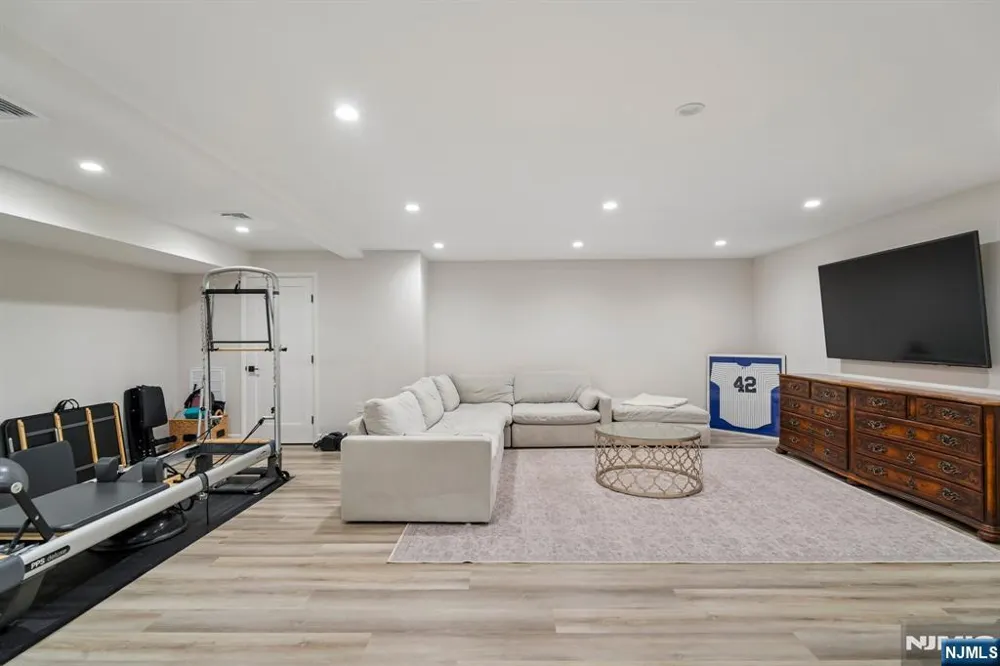 29 Roslyn Avenue Englewood Cliffs, NJ 07632