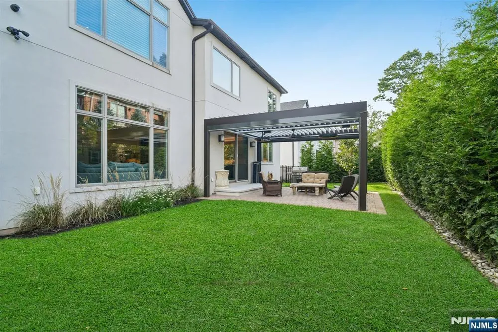 29 Roslyn Avenue Englewood Cliffs, NJ 07632