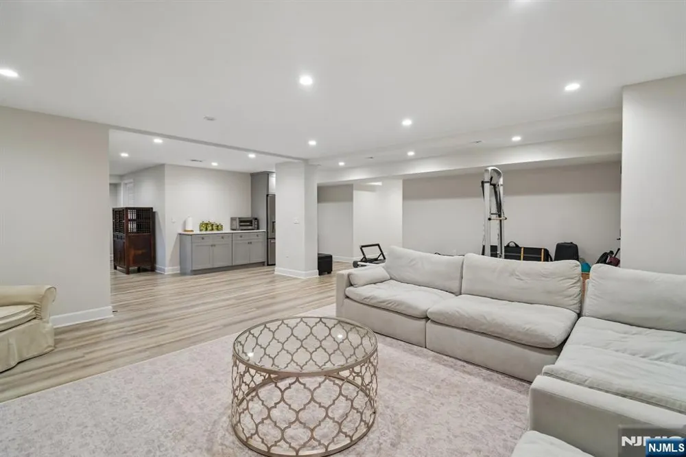 29 Roslyn Avenue Englewood Cliffs, NJ 07632