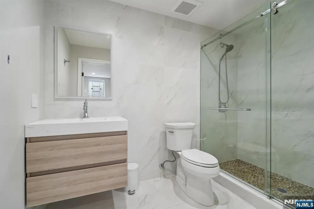 29 Roslyn Avenue Englewood Cliffs, NJ 07632