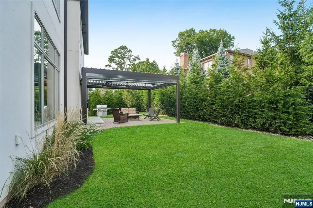 29 Roslyn Avenue Englewood Cliffs, NJ 07632