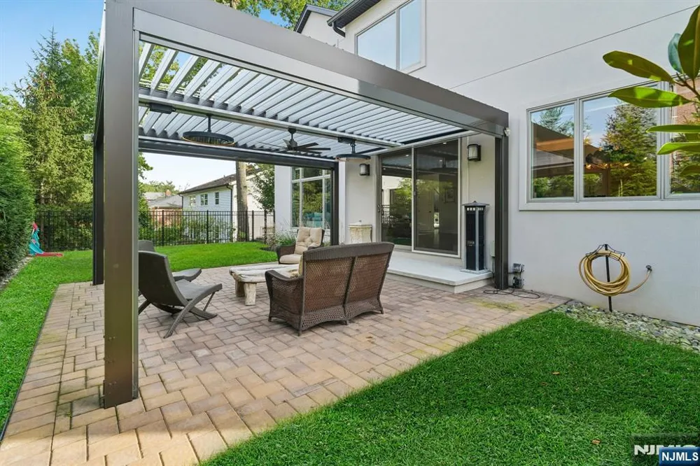 29 Roslyn Avenue Englewood Cliffs, NJ 07632