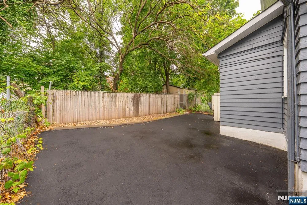 125 Pine Grove Terrace Newark, NJ 07106